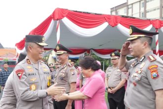 Kapolda Jatim Irjen polisi Imam Sugianto memberikan ucapan selamat kepada anggota yang naik pangkat.