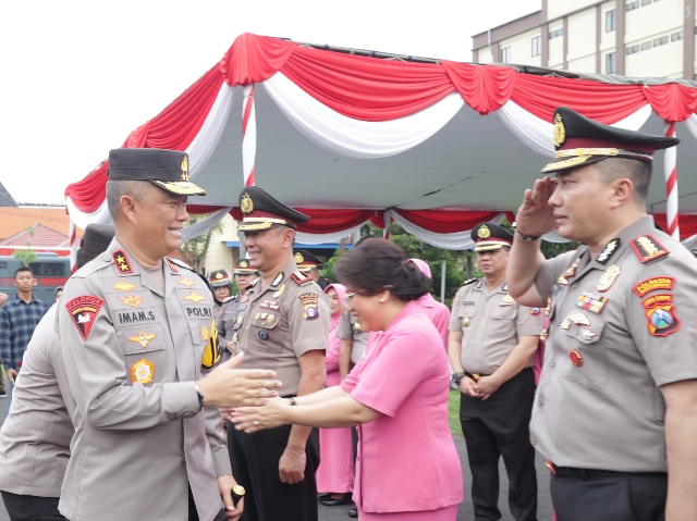 Kapolda Jatim Irjen polisi Imam Sugianto memberikan ucapan selamat kepada anggota yang naik pangkat.