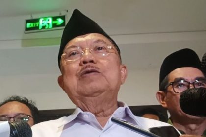 Wakil Presiden ke-10 dan ke-12 RI, Jusuf Kalla (JK), dalam sebuah kegiatan di Surabaya.