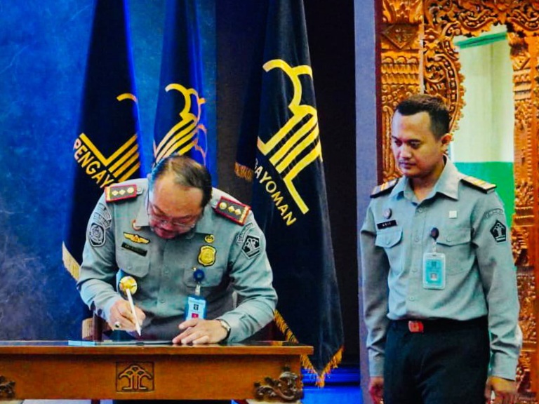 Kepala Kantor Imigrasi Pemalang, Ari Widodo, menandatangani komitmen bersama dan pakta integritas kinerja di tahun 2024.