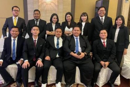 Pengurus Komite Advokat Muda atau Young Lawyers Committee (YLC) Peradi Surabaya foto bersama usai dilantik Ketua Umum DPN PERADI (Perhimpunan Advokat Indonesia) Prof Dr Otto Hasibuan SH MH.