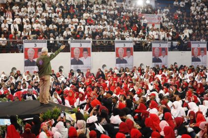 Calon Presiden Ganjar Pranowo hadir di acara pertemuan pesnsiunan TNI, Polri, Guru dan ASN di DBL.