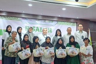 Pembagian sembako gratis kepada masyarakat oleh pemimpin PT Pegadaian Kanwil IX Jakarta 2 dalam rangka Milad ke-21 Pegadaian Syariah di Jakarta.
