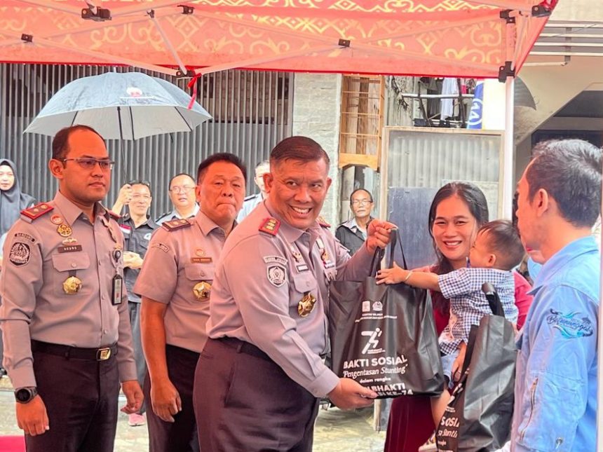 Kepala Kantor Imigrasi Bandung, Agung Pramono (kiri), dan Kadiv Keimigrasian mendampingi Kakanwil Kemenkumham Jawa Barat, R Andhika Prasetya, memberikan bingkisan kepada masyarakat penerima manfaat.