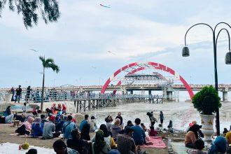 Suasana lokasi wisata THP Kenjeran yang dipadati oleh pengunjung setiap akhir pekan.