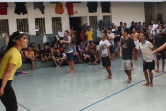 Warga binaan pemasyarakatan mengikuti gerakan yang diajarkan oleh instruktur senam.