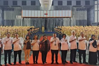 Pimpinan Pegadaian Kanwil IX Jakarta 2, Endang Pertiwi foto bersama Taruna-Taruni PPI Curug, Tangerang, usai memberikan kuliah umum.