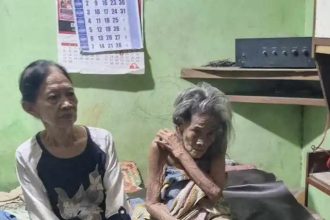 Dua lansia di kawasan Tanjung Perak ini mendapatkan kunjungan dari anggota Komisi A DPRD Surabaya, Imam Syafi'i.