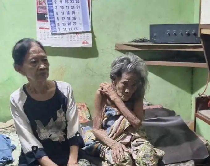 Dua lansia di kawasan Tanjung Perak ini mendapatkan kunjungan dari anggota Komisi A DPRD Surabaya, Imam Syafi'i.