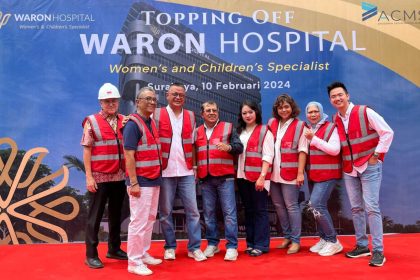 Direktur Utama PT Anugerah Catur Medika Sejahtera (ACMS) dr Amang Surya, Direktur Teknik Ir Rudi Urip Santoso Basuki dan seluruh jajaran Dieksi & Komisaris Waron Hospital foto bersama usai Topping off Ceremony.