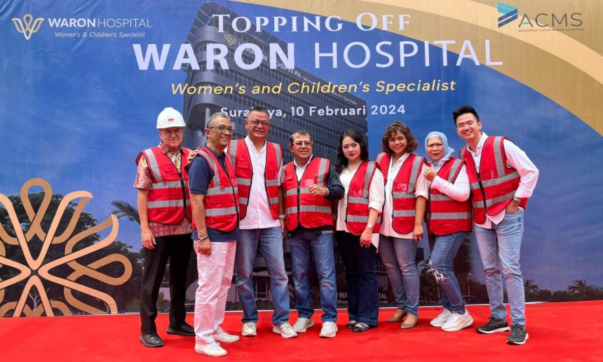 Direktur Utama PT Anugerah Catur Medika Sejahtera (ACMS) dr Amang Surya, Direktur Teknik Ir Rudi Urip Santoso Basuki dan seluruh jajaran Dieksi & Komisaris Waron Hospital foto bersama usai Topping off Ceremony.