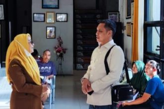 dr Akmarawita Kadir berkunjung di puskesmas Dukuh Pakis mengecek kesiapan puskesmas jelang pencoblosan.