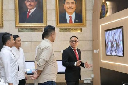 Kepala Biro Humas, Lampri memberikan paparan terkait Informasi Pertanahan kepada jajaran.