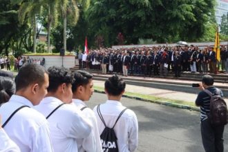 Ratusan civitas akademika menggelar deklarasi di halaman kampus.