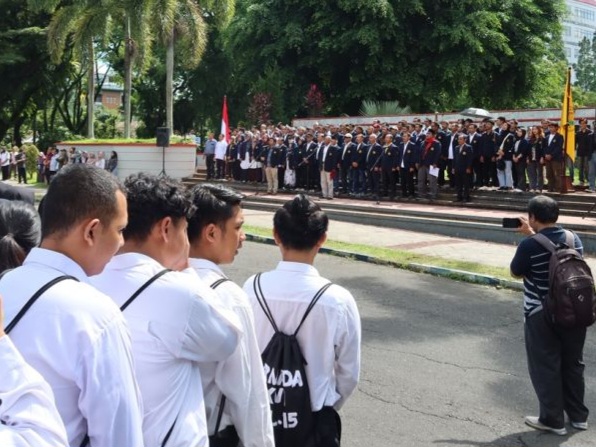 Ratusan civitas akademika menggelar deklarasi di halaman kampus.