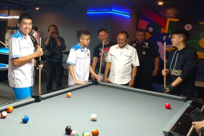 Wakil Wali Kota Surabaya, Armuji, berbincang dengan pengunjung Sonic Biliar, sebelum akhirnya membubarkan diri.