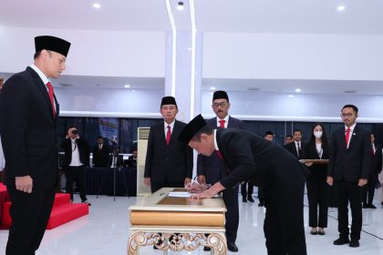 Menteri Agus Harimurti Yudhoyono menyaksikan JPT yang dilantik menandatangi berkas pelantikan disaksikan seluruh jajaran Kementerian ATR/BPN yang hadir di Aula Prona.