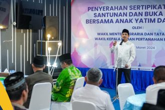 Wamen ATR/Waka BPN Raja Juli Antonius memberikan sambutan usai menyerahkan sertifikat tanah milik NU dan Muhammadiyah.