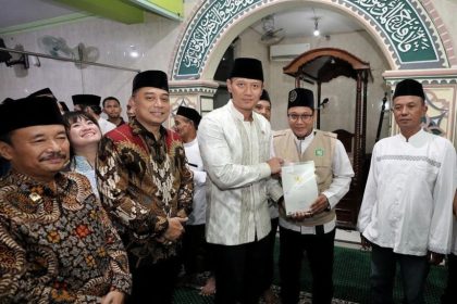 Menteri Agraria dan Tata Ruang/Kepala Badan Pertanahan Nasional (ATR/BPN), Agus Harimurti Yudhoyono didampingi Plt Kakanwil BPN Jatim Jonahar dan Wali Kota Surabaya Eri Cahyadi menyerahkan sertifikat wakaf di Masjid Nashrulloh, Medokan Semampir, Sukolilo, Surabaya