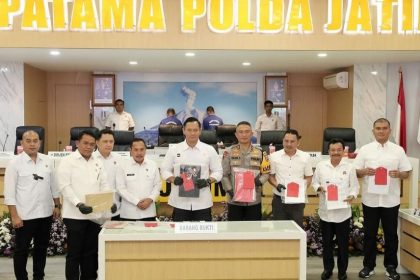 Menteri ATR/ BPN Agus Harimurti Yudhoyono (AHY) bersama Kapolda Jatim Irjenpol Imam Sugianto merilis kasus mafia tanah di Kapolda Jatim. 