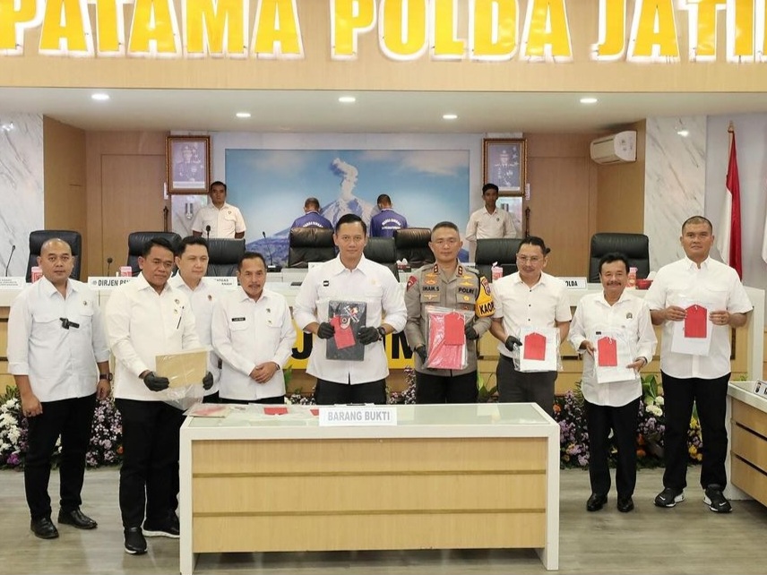 Menteri ATR/ BPN Agus Harimurti Yudhoyono (AHY) bersama Kapolda Jatim Irjenpol Imam Sugianto merilis kasus mafia tanah di Kapolda Jatim. 