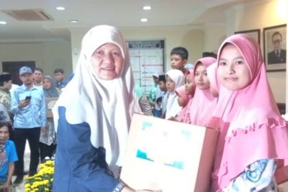 Wakil Ketua DPRD Surabaya, Reni Astuti memberikan bingkisan kepada anak yatim piatu.