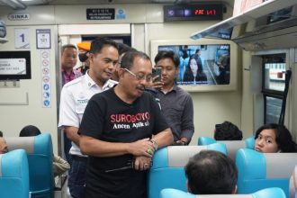 Wakil Wali Kota Surabaya, Armuji, berbincang dengan penumpang kereta api di Stasiun Gubeng, Surabaya.