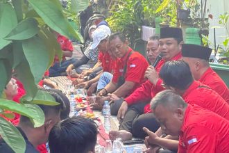 Wakil Sekretaris Dewan Pimpinan Cabang PDI Perjuangan Kota Surabaya Achmad Hidayat menghadiri acara buka bersama yang digelar kader PDIP Kecamatan Bubutan.