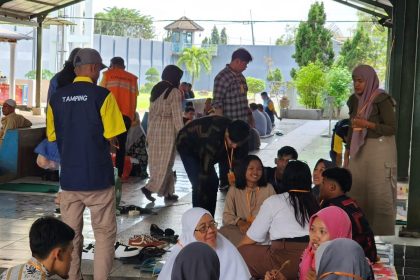 Keluarga warga binaan memanfaatkan waktu yang diberikan oleh Lapas I Surabaya untuk melepas rindu dengan sanak famili yang sedang menjalani hukuman.