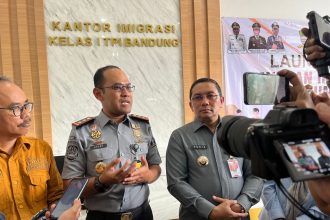 Kepala Kantor Imigrasi Bandung Agung Pramono memberikan keterangan kepada wartawan saat mendampingi Pj Bupati Sumedang, Yudia Ramli di MPP Sumedang.