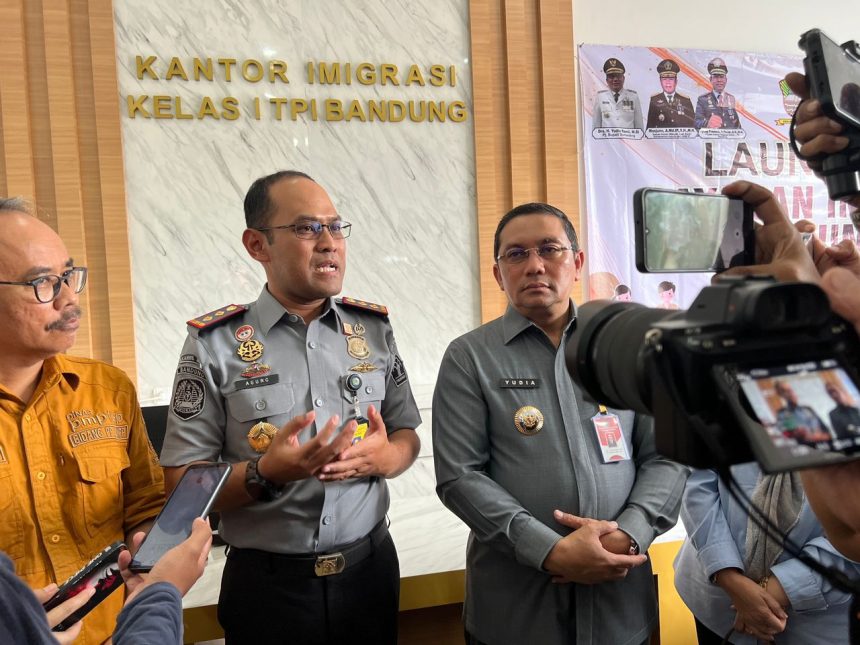 Kepala Kantor Imigrasi Bandung Agung Pramono memberikan keterangan kepada wartawan saat mendampingi Pj Bupati Sumedang, Yudia Ramli di MPP Sumedang.
