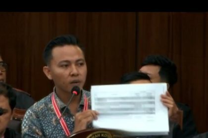 Advokat Sunandiantoro menunjukkan bukti dugaan kecurangan dalam sidang pemeriksaan Perselisihan Hasil Pemilihan Umum Presiden dan Wakil Presiden (PHPU Presiden) di Mahkamah Konstitusi (MK). 