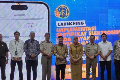 Plt Kakanwil BPN Jawa Timur, Jonahar bersama Kepala Kantor Pertanahan Surabaya 1 dan 2 beserta jajaran kejaksaan dan kepolisian foto bersama usai launching Implementasi Sertifikat Elektronik.