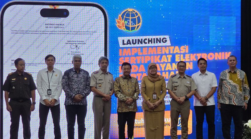 Plt Kakanwil BPN Jawa Timur, Jonahar bersama Kepala Kantor Pertanahan Surabaya 1 dan 2 beserta jajaran kejaksaan dan kepolisian foto bersama usai launching Implementasi Sertifikat Elektronik.