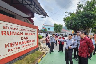 Karutan Trenggalek I Kadek Dedy Wirawan Arintama memberikan penjelasan kepada Auditor Madya Iqbal Albert Husin.