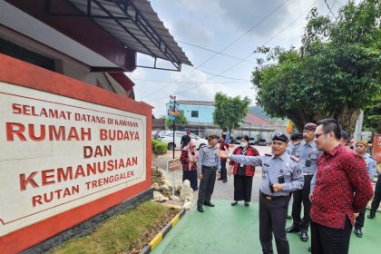 Karutan Trenggalek I Kadek Dedy Wirawan Arintama memberikan penjelasan kepada Auditor Madya Iqbal Albert Husin.