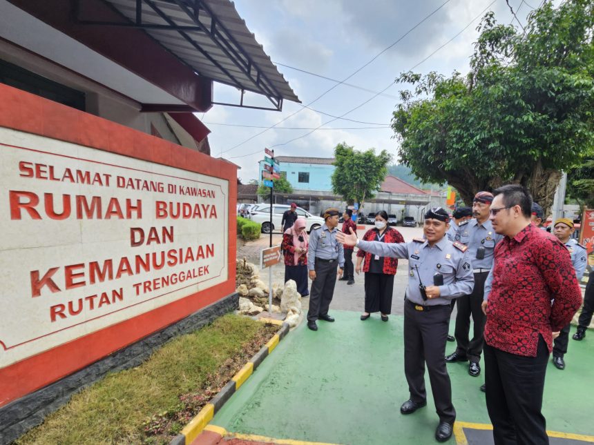 Karutan Trenggalek I Kadek Dedy Wirawan Arintama memberikan penjelasan kepada Auditor Madya Iqbal Albert Husin.