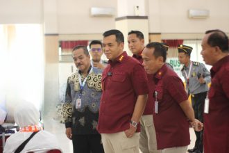 Direktur Jenderal Silmy Karim didampingi Kepala Divisi Keimigrasian Kanwil Kemenkumham Jawa Tengah, Is Edy Ekoputranto di Bandara Adi Soemarmo, Solo.