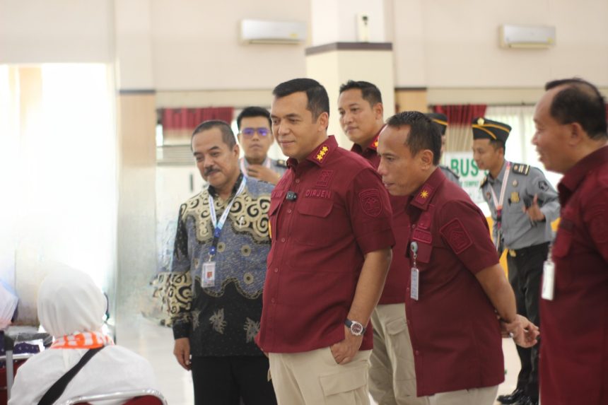 Direktur Jenderal Silmy Karim didampingi Kepala Divisi Keimigrasian Kanwil Kemenkumham Jawa Tengah, Is Edy Ekoputranto di Bandara Adi Soemarmo, Solo.