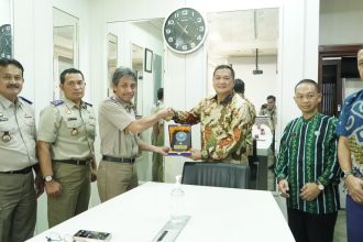 Kepala Kantor Pertanahan Kota Surabaya 1, Kartono Agustiyanto (kiri) menerima cenderamata dari Kepala BNNP Jawa Timur, Brigjenpol Mohammad Aris Purnomo disaksikan jajaran masing-masing.
