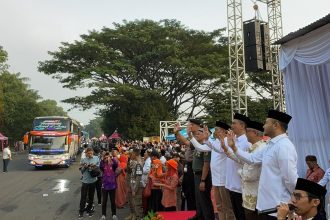 Kepala Kantor Imigrasi Malang, Galih Priya Kartika Perdana (kanan) ikut memberangkatkan calon jamaah haji (CJH) Kabupaten Malang.