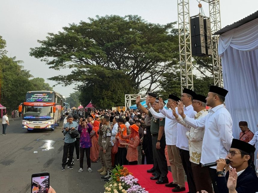 Kepala Kantor Imigrasi Malang, Galih Priya Kartika Perdana (kanan) ikut memberangkatkan calon jamaah haji (CJH) Kabupaten Malang.