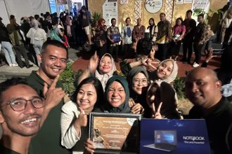 Tim Kemenkumham Jawa Tengah nampak sumringah menunjukkan penghargaan usai dinobatkan sebagai Juara 2 Stan Terbaik Kategori Kementerian Lembaga.