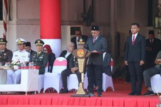 Wakil Wali Kota Surabaya Armuji bertindak sebagai inspektur upacara.