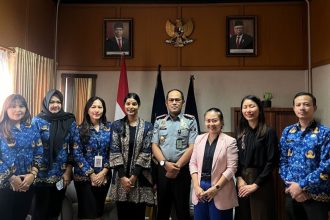 Kepala Kantor Imigrasi Bandung, Agung Pramono foto bersama perwakilan Dubes Australia dan jajaran imigrasi.