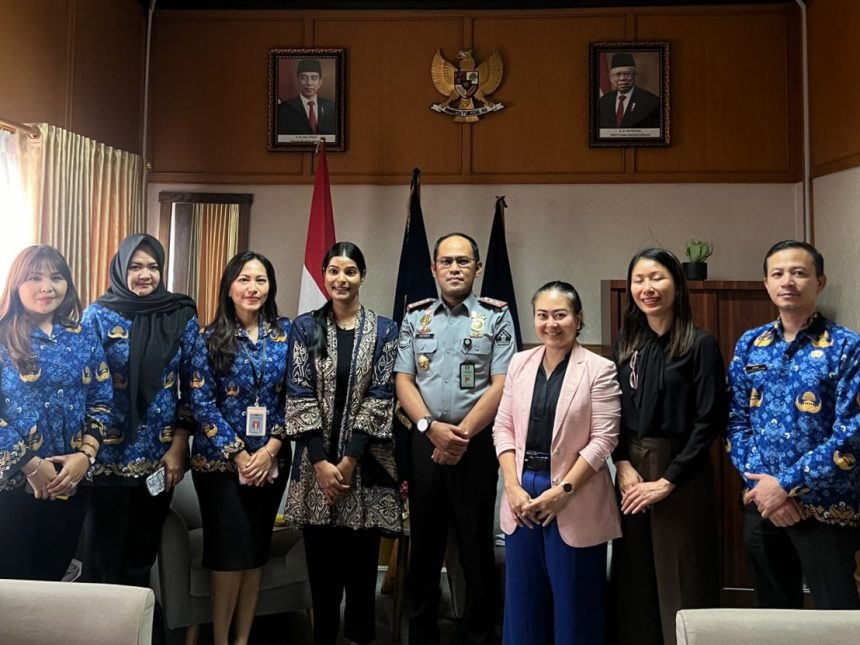 Kepala Kantor Imigrasi Bandung, Agung Pramono foto bersama perwakilan Dubes Australia dan jajaran imigrasi.