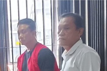 Tersangka Heru Herlambang Alie ketika dilimpahkan tahap kedua di Kejari Surabaya