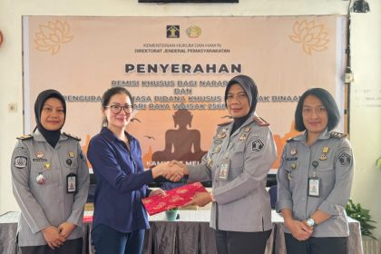 Petugas pemasyarakatan memberikan remisi kepada narapidana tepat di Hari Raya Waisak.