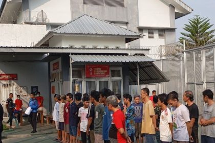 Puluhan Narapidana Rutan Surabaya bersiap untuk dipindahkan ke Lembaga Pemasyarakatan (Lapas) Pemuda Kelas IIA Madiun. 