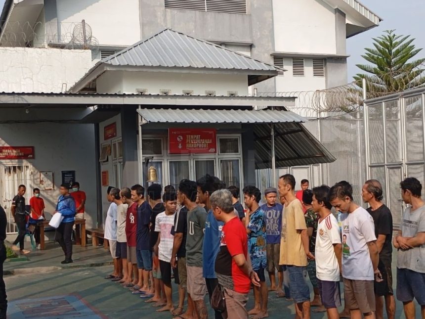 Puluhan Narapidana Rutan Surabaya bersiap untuk dipindahkan ke Lembaga Pemasyarakatan (Lapas) Pemuda Kelas IIA Madiun. 
